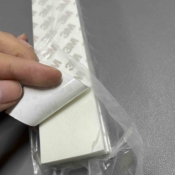 Aerogel-Pads mit Klebeträger in technischer Verpackung – Spezialanwendungen wie Batterie-Barrieren oder Schutzgehäuse.
